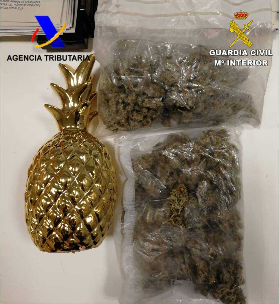 <p>La Guardia Civil intercepta un paquete con marihuana en el interior de figuras de escayola </p> <p>La Guardia Civil intercepta un paquete con marihuana en el interior de figuras de escayola </p>
