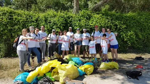 Voluntarios Atresmedia limpian de basuraleza el Monte del Pardo con el proyecto Libera Voluntarios Atresmedia limpian de basuraleza el Monte del Pardo con el proyecto Libera