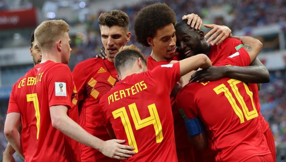 Los jugadores de Bélgica celebran un tanto de Lukaku