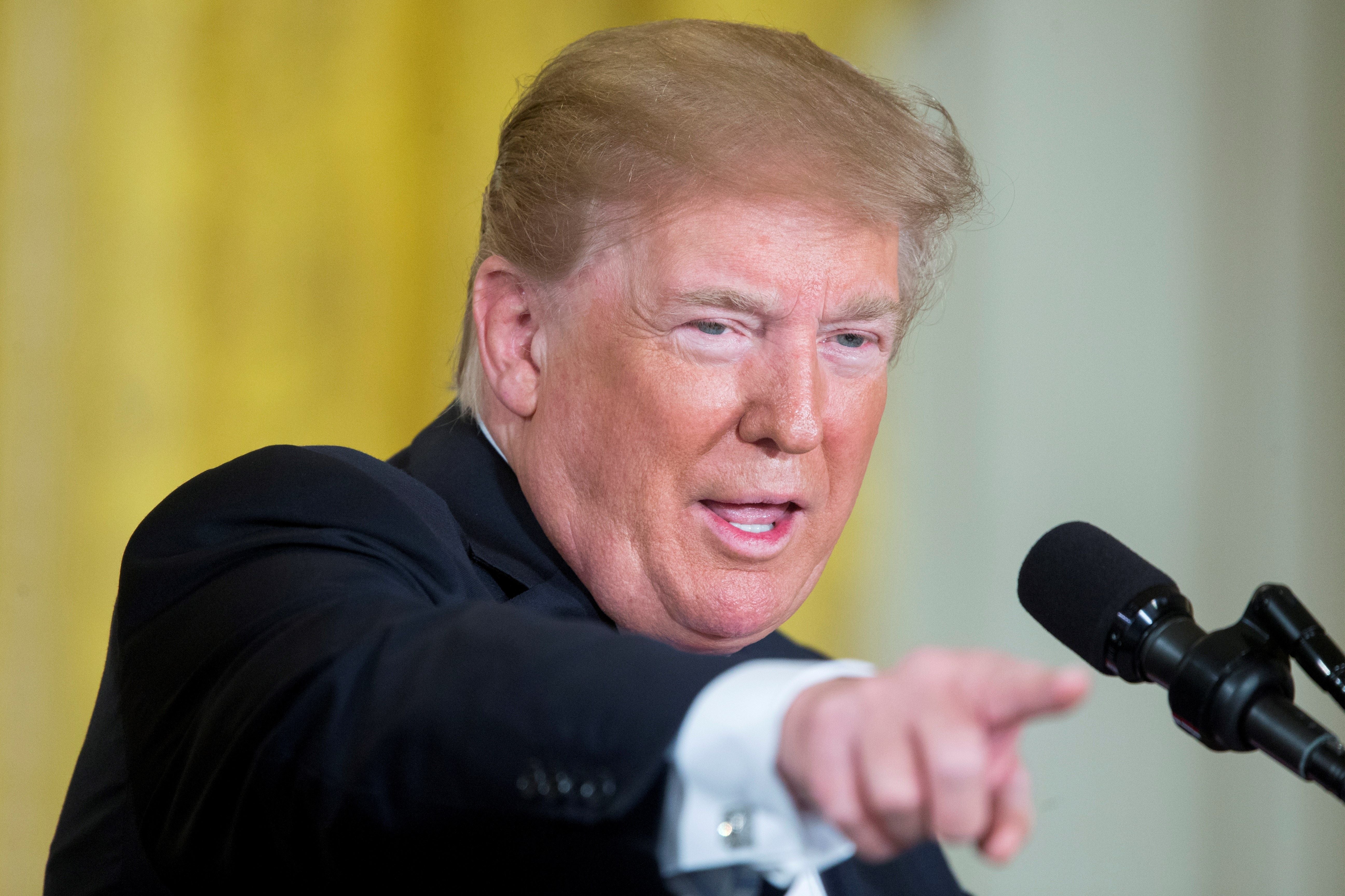 <p>Trump firma una orden para dejar de separar a niños inmigrantes de sus padres</p> <p>Trump firma una orden para dejar de separar a niños inmigrantes de sus padres</p>