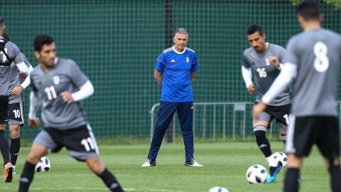 Carlos Queiroz supervisa un entrenamiento en Bakovka