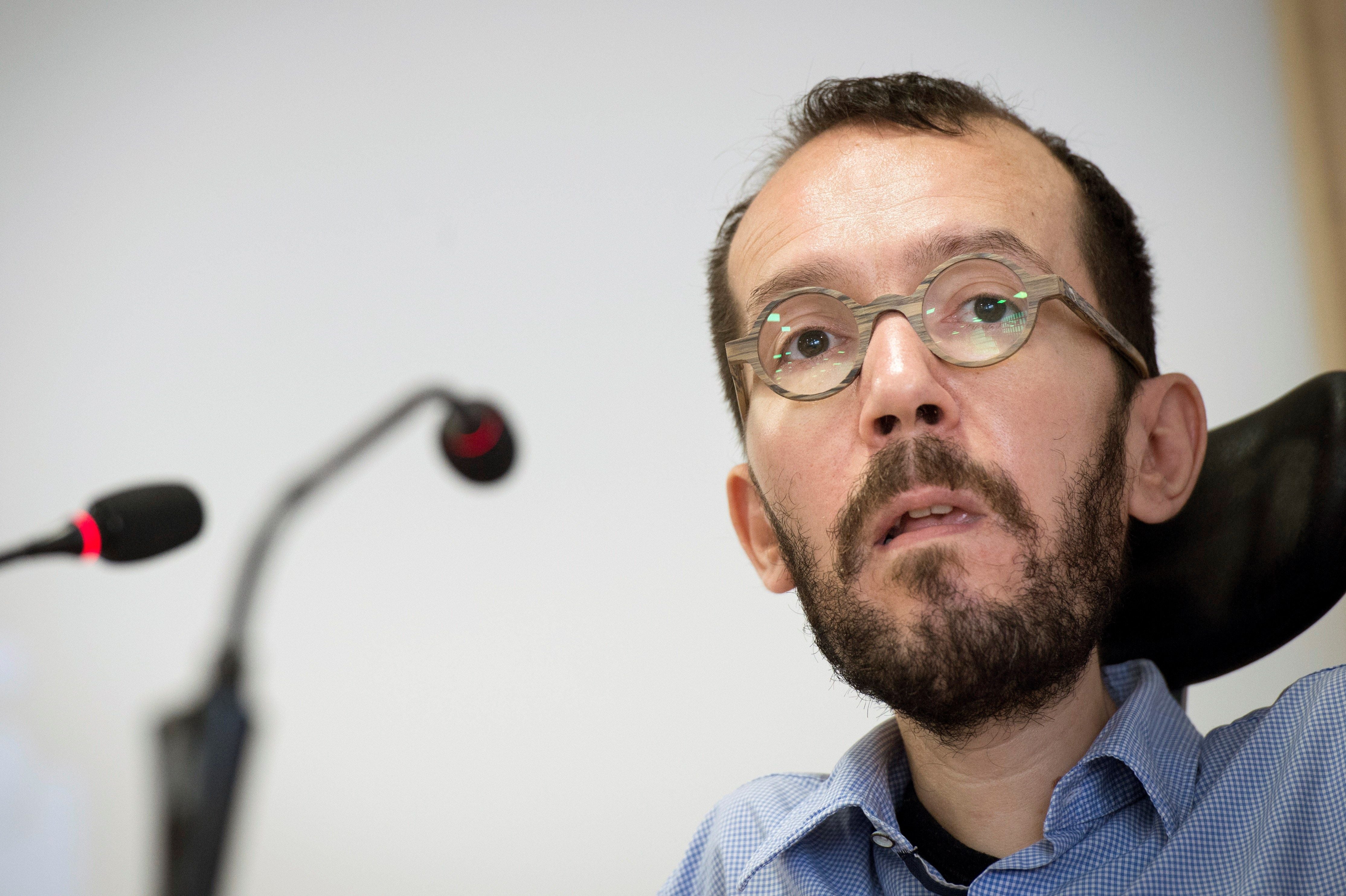 Pablo Echenique: "Pensamos que el Ejecutivo no tiene que defender lo que digan los jueces en sus manifestaciones privadas" Pablo Echenique: "Pensamos que el Ejecutivo no tiene que defender lo que digan los jueces en sus manifestaciones privadas"