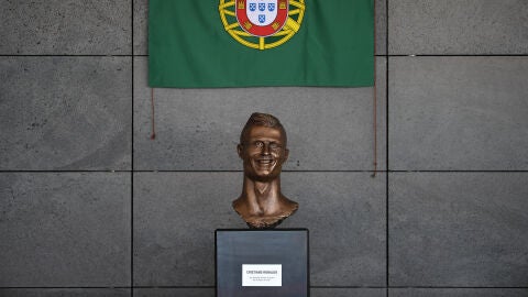 El busto de Cristiano Ronaldo en el aeropuerto de Madeira