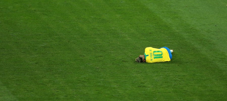 Neymar se duele en el partido contra Suiza Neymar se duele en el partido contra Suiza