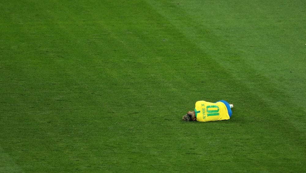Neymar se duele en el partido contra Suiza