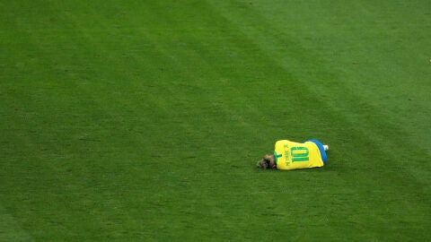 Neymar se duele en el partido contra Suiza