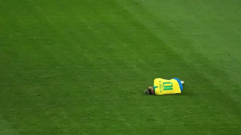 Neymar se duele en el partido contra Suiza Neymar se duele en el partido contra Suiza