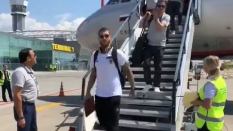 Sergio Ramos baja del avi&oacute;n de la Selecci&oacute;n en Kaz&aacute;n