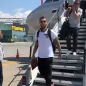 Sergio Ramos baja del avión de la Selección en Kazán