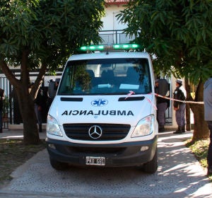 Una ambulancia sale del domicilio del senador argentino Luis Naidenoff Una ambulancia sale del domicilio del senador argentino Luis Naidenoff