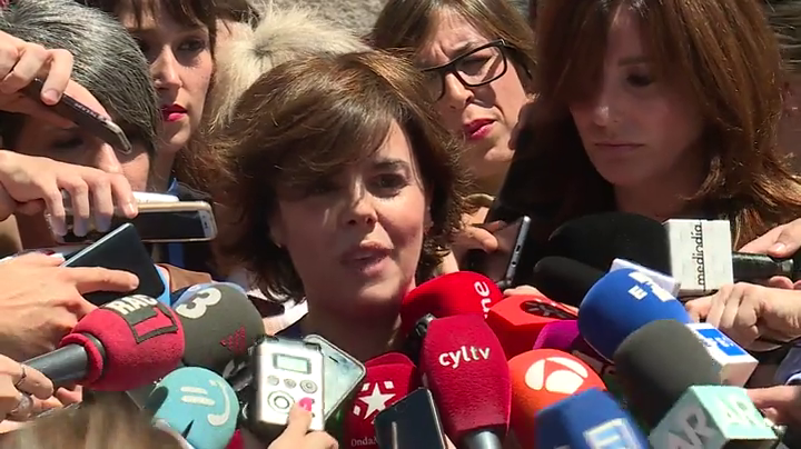 Sáenz de Santamaría apunta a Cospedal y a Casado cuando le preguntan si estaban infladas las cifras de afiliados en el PP: "Yo no estoy en el aparato del partido" Sáenz de Santamaría apunta a Cospedal y a Casado cuando le preguntan si estaban infladas las cifras de afiliados en el PP: "Yo no estoy en el aparato del partido"