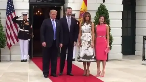 <p>Trump y su esposa reciben a los reyes de España a la entrada de Casa Blanca</p> <p>Trump y su esposa reciben a los reyes de España a la entrada de Casa Blanca</p>