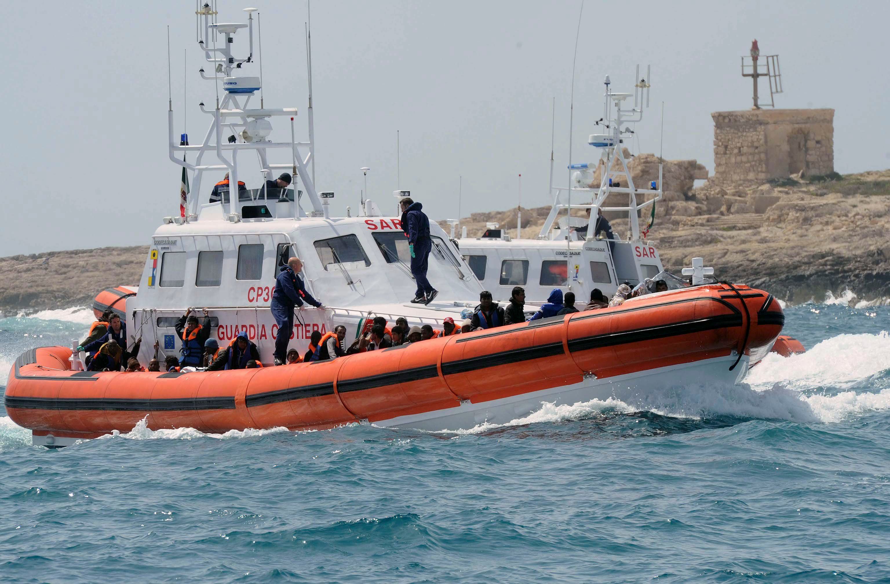 Italia libera a seis pescadores tunecinos detenidos por ayudar a migrantes Italia libera a seis pescadores tunecinos detenidos por ayudar a migrantes