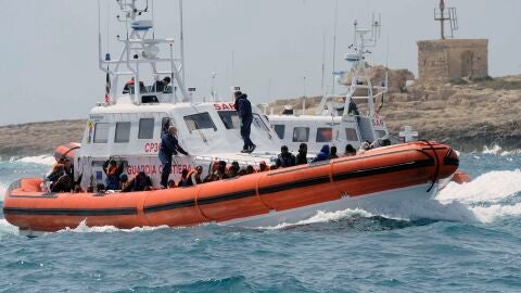 Un grupo de inmigrantes en un bote de la Guardia Costera italiana
