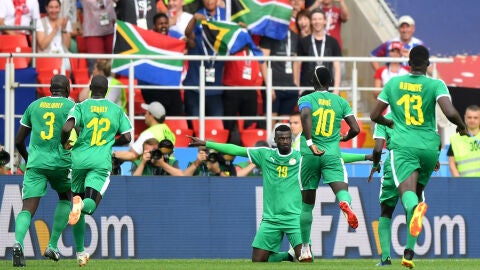 Los jugadores de Senegal celebran uno de los goles contra Polonia
