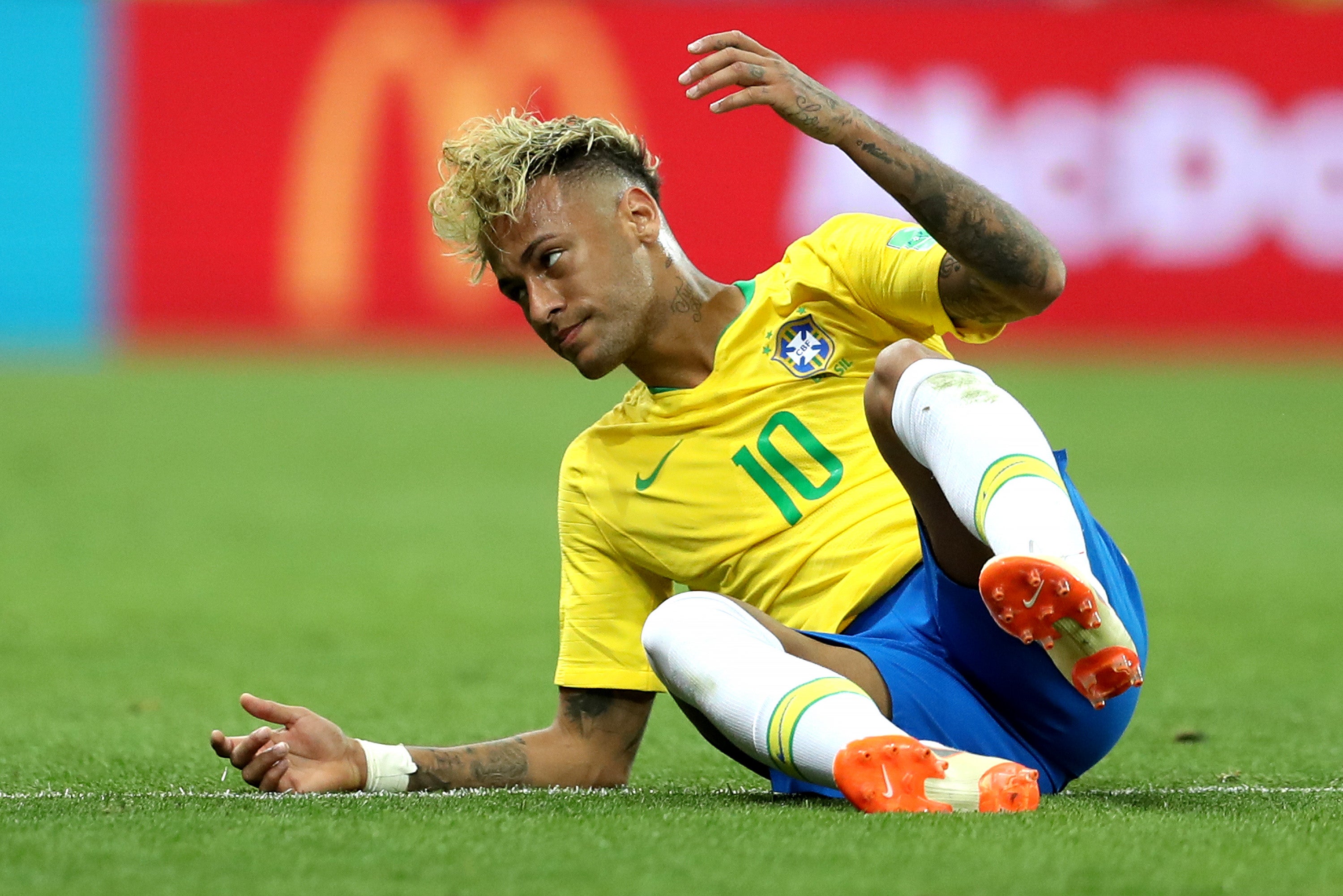 <p>Neymar se retira del entrenamiento de Brasil doliéndose del tobillo</p> <p>Neymar se retira del entrenamiento de Brasil doliéndose del tobillo</p>