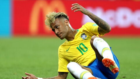 Neymar, en el suelo durante el partido contra Suiza