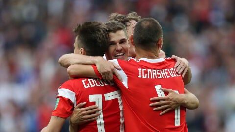 Los jugadores rusos celebran el gol de Golovin ante Arabia Saud&iacute;