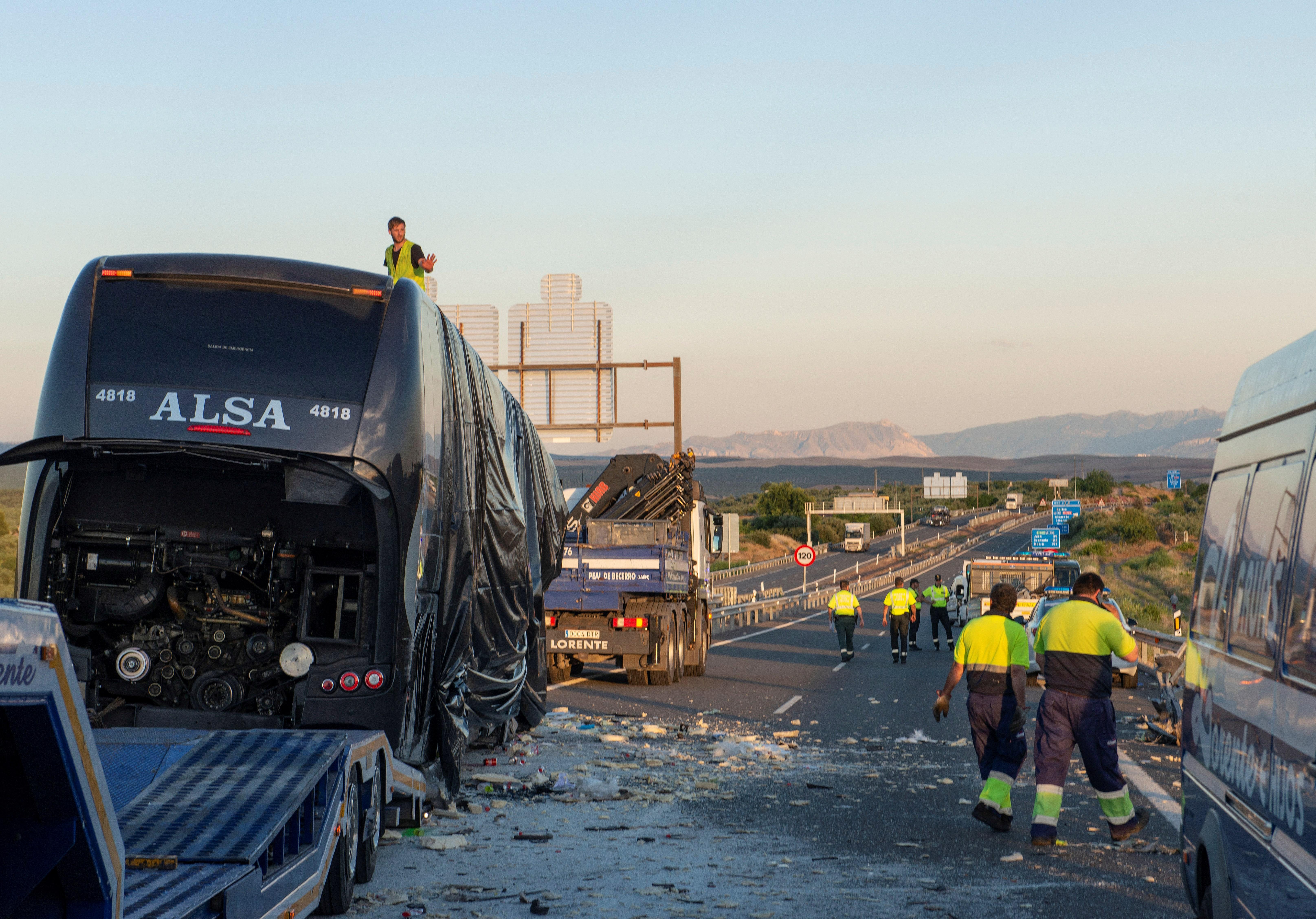<p>Dos muertos al colisionar un autobús y un camión en Bailén (Jaén)</p> <p>Dos muertos al colisionar un autobús y un camión en Bailén (Jaén)</p>