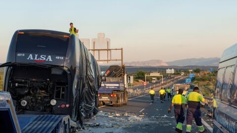 Imagen del autob&uacute;s y el cami&oacute;n despu&eacute;s del siniestro donde dos mujeres han muerto y cinco personas han resultado heridas en Bail&eacute;n, Ja&eacute;n. 