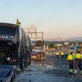 Imagen del autobús y el camión después del siniestro donde dos mujeres han muerto y cinco personas han resultado heridas en Bailén, Jaén. 