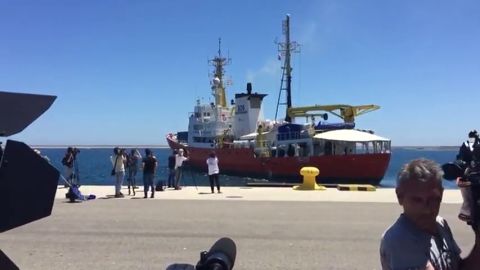 El Aquarius parte ya a aguas entre Libia y Sicilia