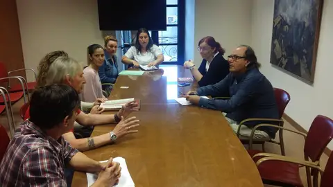 Afectados por el cierre de iDental se reúnen con Xixón Sí Puede Cita en el Ayuntamiento de Gijón