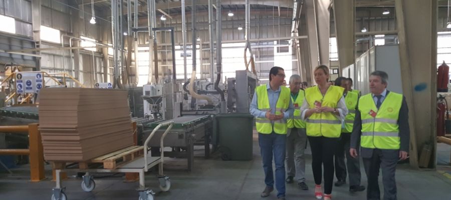 La consejera de Economía, Marta Gastón, en la factoría de FINSA La consejera de Economía, Marta Gastón, en la factoría de FINSA