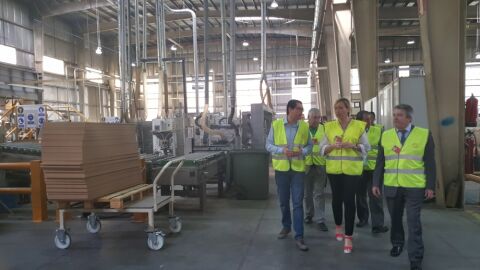 La consejera de Econom&iacute;a, Marta Gast&oacute;n, en la factor&iacute;a de FINSA