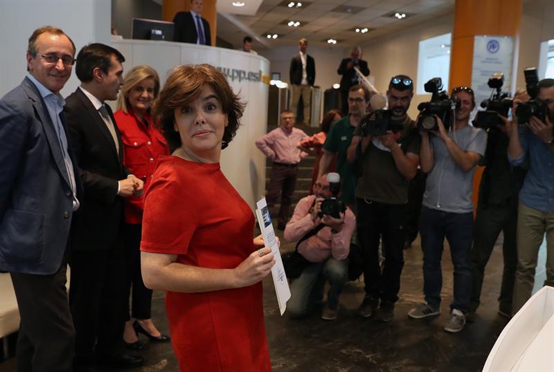 La España que madruga: Sáenz de Santamaría caza ratones y Latorre 'convoca' a Raúl del Pozo La España que madruga: Sáenz de Santamaría caza ratones y Latorre 'convoca' a Raúl del Pozo