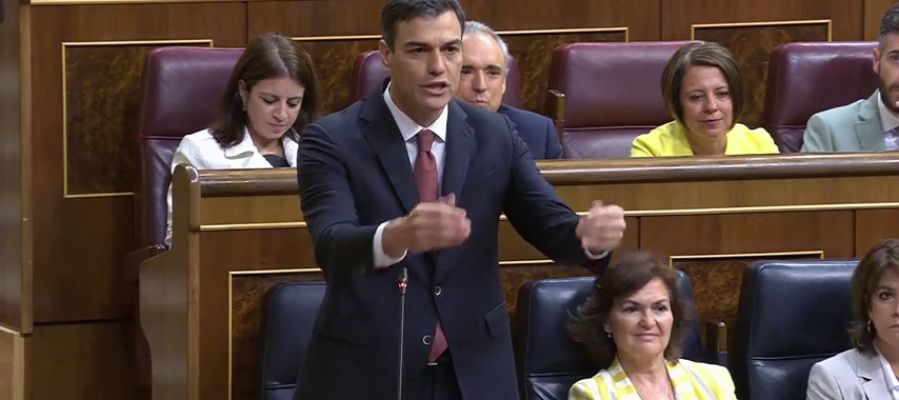 Sánchez pide lealtad al PP pero Hernando avisa de que la tendrán sólo "con España, la Constitución y el Rey" Sánchez pide lealtad al PP pero Hernando avisa de que la tendrán sólo "con España, la Constitución y el Rey"