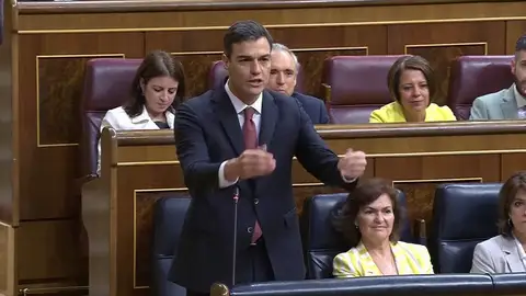 Sánchez pide lealtad al PP pero Hernando avisa de que la tendrán sólo "con España, la Constitución y el Rey" Sánchez pide lealtad al PP pero Hernando avisa de que la tendrán sólo "con España, la Constitución y el Rey"