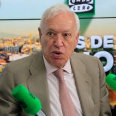 José Manuel García -Margallo durante una entrevista con Carlos Alsina en Más de uno