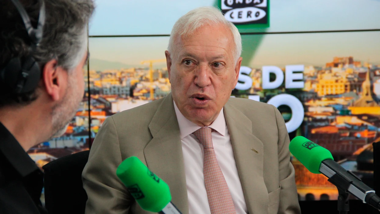 Jos&eacute; Manuel Garc&iacute;a -Margallo durante una entrevista con Carlos Alsina en Onda Cero