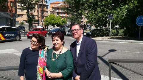 La alcaldesa junto a los hijos de Dionisio Duque.