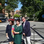 La alcaldesa junto a los hijos de Dionisio Duque, Julián y Marisa. La alcaldesa junto a los hijos de Dionisio Duque, Julián y Marisa.