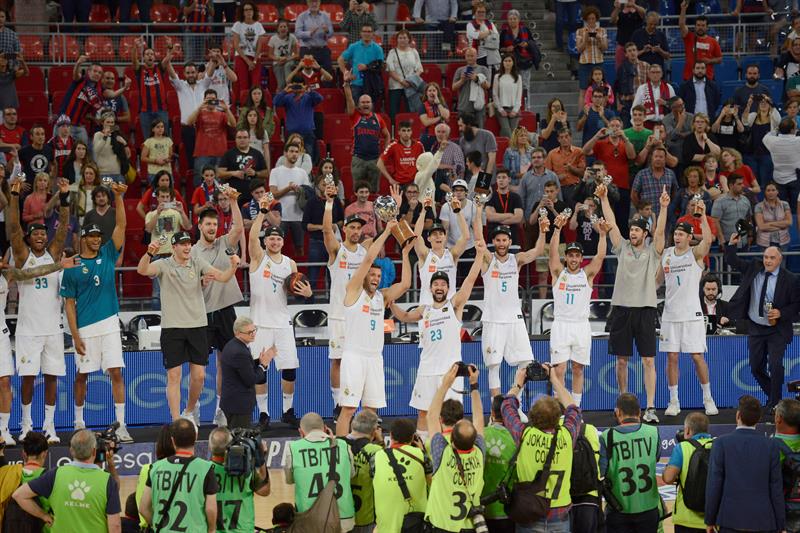 <p>El Real Madrid, campeón de la Liga Endesa tras ganar el cuarto partido a Baskonia (85-96)</p> <p>El Real Madrid, campeón de la Liga Endesa tras ganar el cuarto partido a Baskonia (85-96)</p>