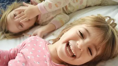 Niños riéndose Guía Infantil