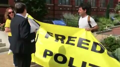 La responsable de la direcci&oacute;n del Smithsonian comunica a los simpatizantes que no se puede colocar la pancarta en la que se pide "libertad para los presos pol&iacute;ticos"