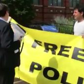 La responsable de la dirección del Smithsonian comunica a los simpatizantes que no se puede colocar la pancarta en la que se pide "libertad para los presos políticos"