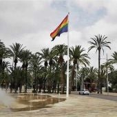 Bandera arcoíris en el Paseo de la Estación de Elche con motivo del Día Internacional del Orgullo LGTB
