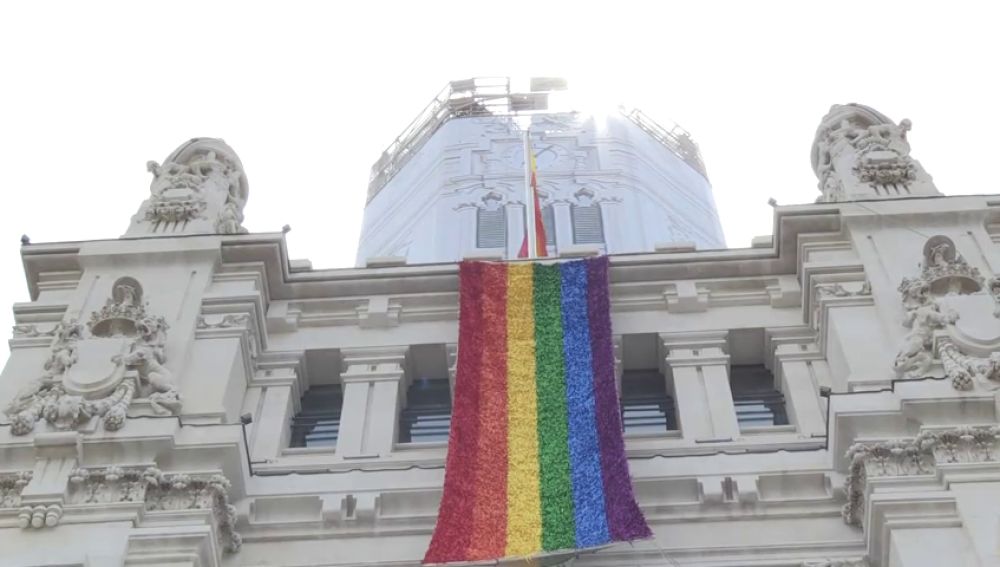 El palacio de Cibeles en Madrid luce la bandera del Orgullo Gay