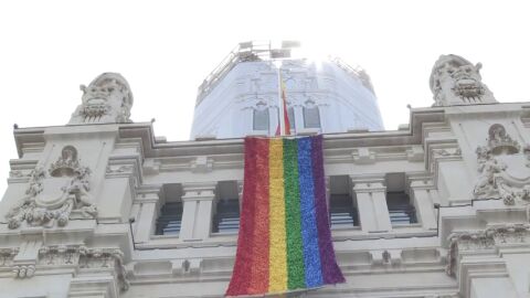 El palacio de Cibeles en Madrid luce la bandera del Orgullo Gay