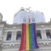 El palacio de Cibeles en Madrid luce la bandera del Orgullo Gay