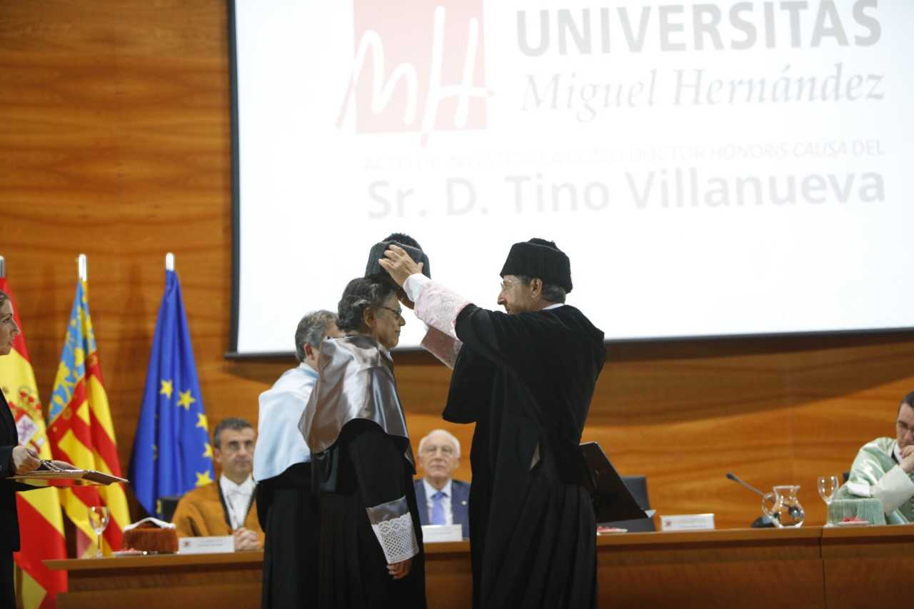 La Universidad Miguel Hernández inviste Honoris Causa a Tino Villanueva La Universidad Miguel Hernández inviste Honoris Causa a Tino Villanueva