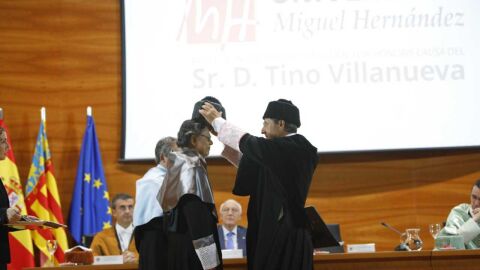 El Rector de la UMH inviste Doctor Honoris Causa al profesor y poeta chicano Tino Villanueva