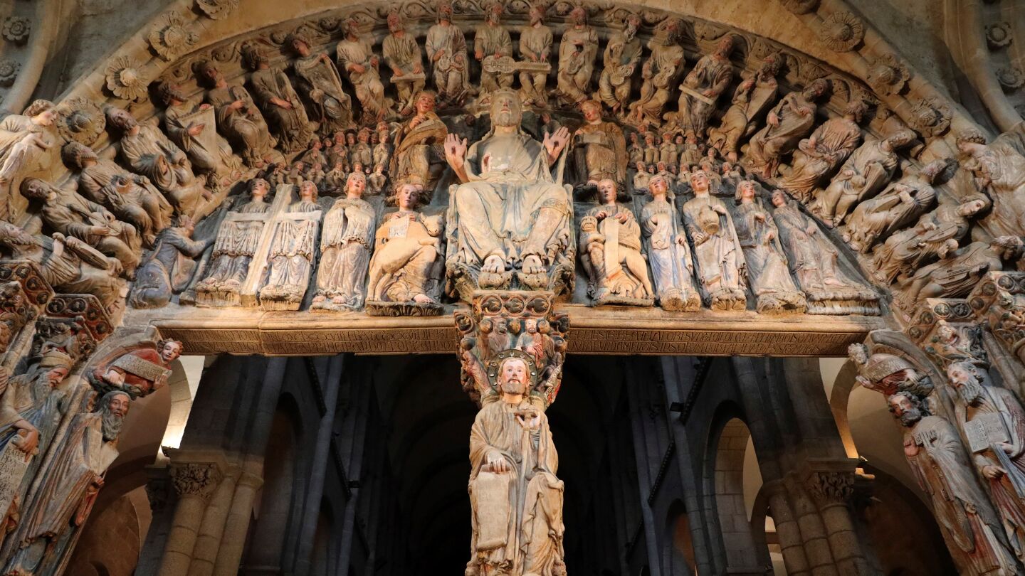 Detalle de la figura sedente del Ap&oacute;stol Santiago en el parteluz del P&oacute;rtico de la Gloria
