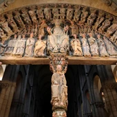 Detalle de la figura sedente del Apóstol Santiago en el parteluz del Pórtico de la Gloria Detalle de la figura sedente del Apóstol Santiago en el parteluz del Pórtico de la Gloria