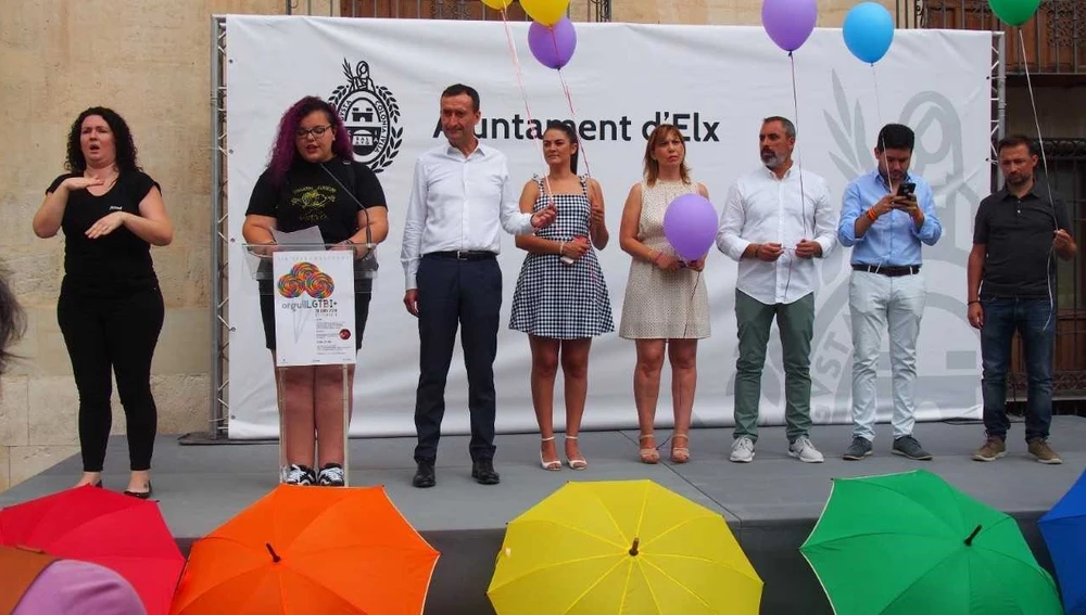Avto institucional del Ayuntamiento de Elche con motivo del Día internacional del Orgullo LGTBI