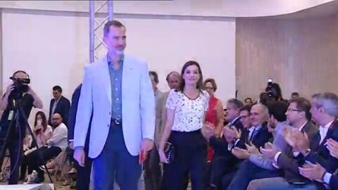 Aplausos para recibir a los Reyes en un acto en Girona